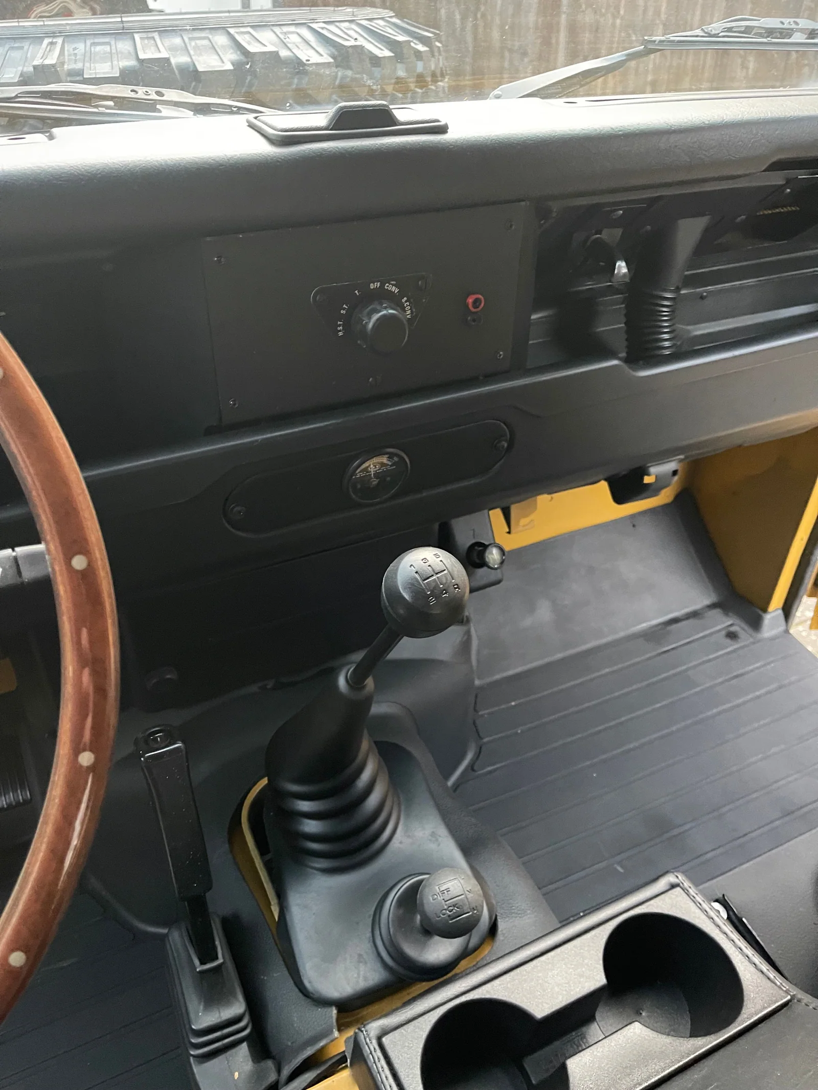 Manual gear lever, transfer controls and dashboard detail